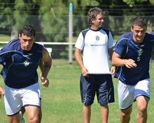 FÚTBOL EN ESTANCIA, SIN PUCHO NI POUSO