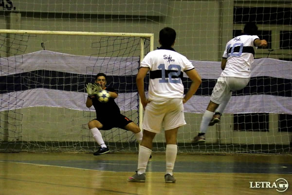 POR TRES PUNTOS DE ORO