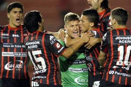 SE HACE FUERTE DE LOCAL