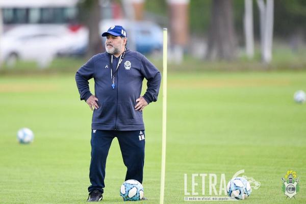 MARADONA PEGÓ EL PORTAZO