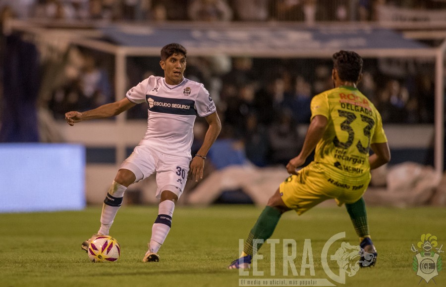 EL LOBO ACHICÓ EL MARGEN