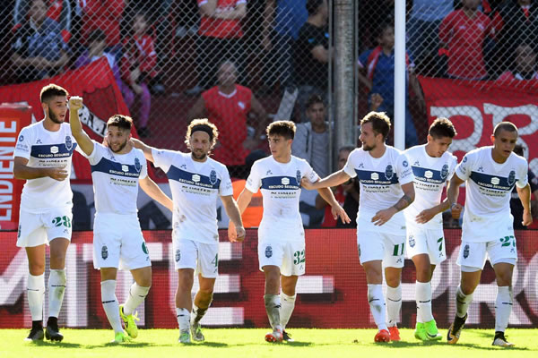 CORTÓ LA RACHA EN UNA CANCHA DIFÍCIL
