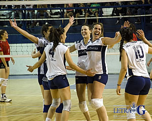 LAS LOBAS SE QUEDARON CON EL CLÁSICO