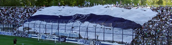 CON LOS PIES SOBRE LA TIERRA, SE VIENE EL DEBUT