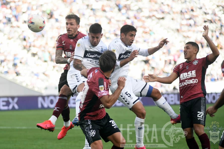 JUGARON POCO Y MANDA EL LOBO