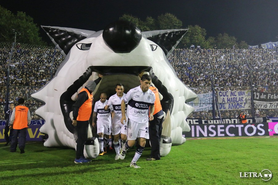 QUIERE DAR EL GOLPE