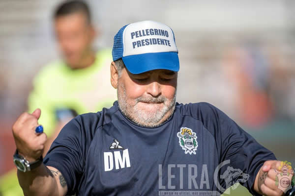 DE LA MANO DE MARADONA
