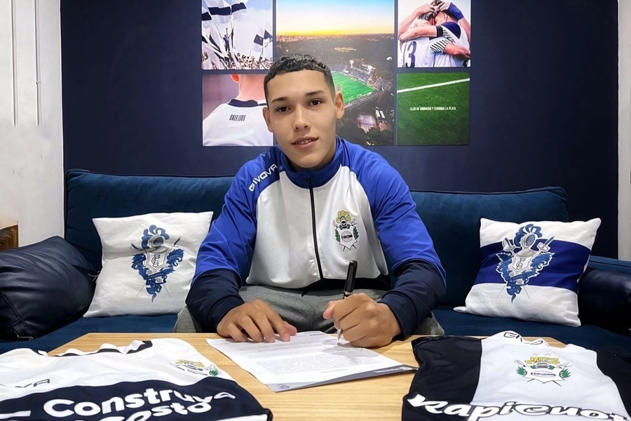 JEREMÍAS MERLO FIRMÓ SU PRIMER CONTRATO