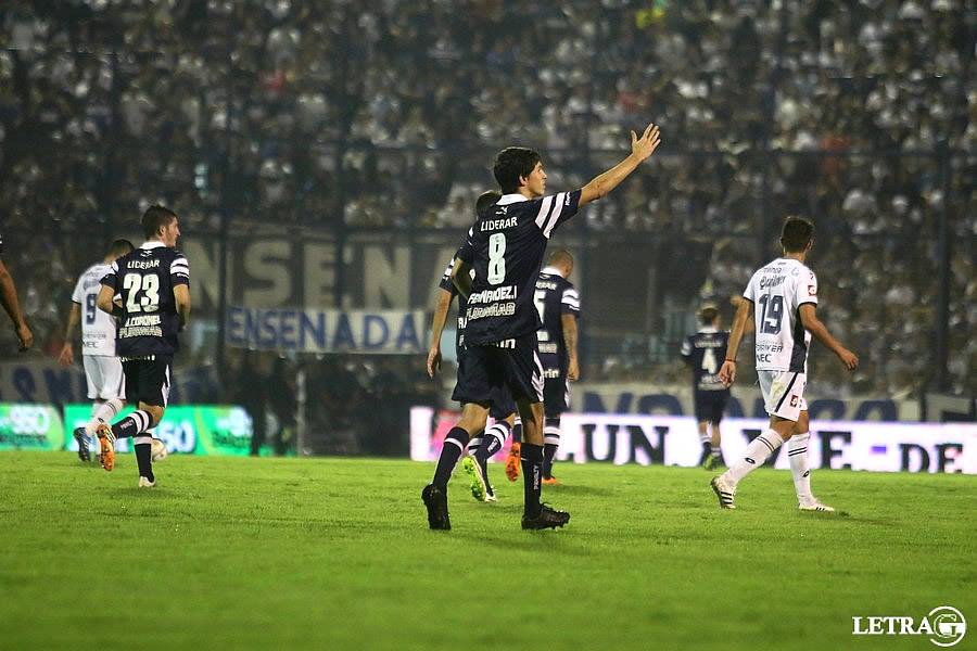 NACHO MANEJA, HACE JUGAR Y ANOTA