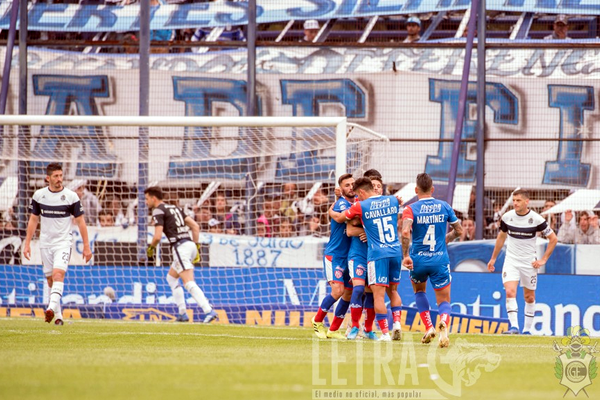 UN PUÑAL AL CORAZÓN