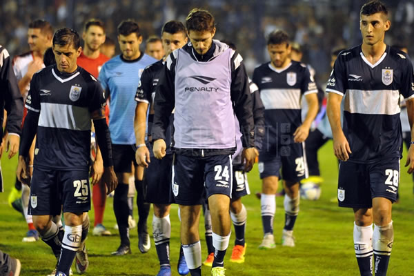 LE APUNTAN AL PLANTEL