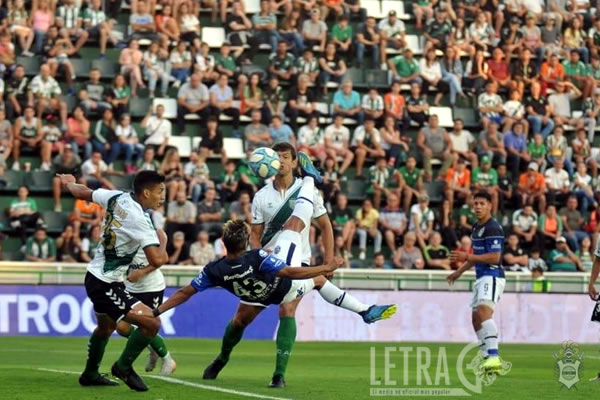 LE PISA LOS TALONES