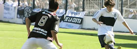 JUEGAN FRENTE A CHACA
