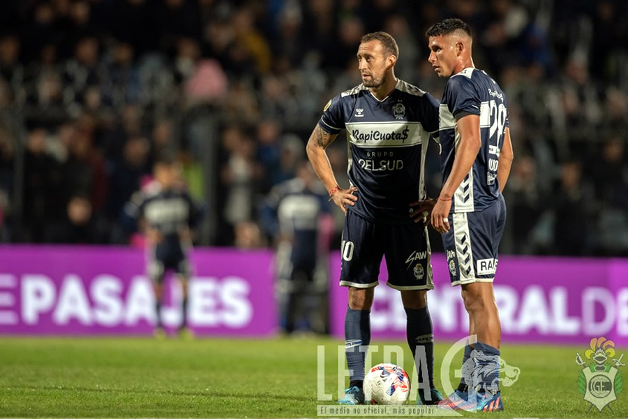 NO HAY QUE BAJARSE DE LA PELEA
