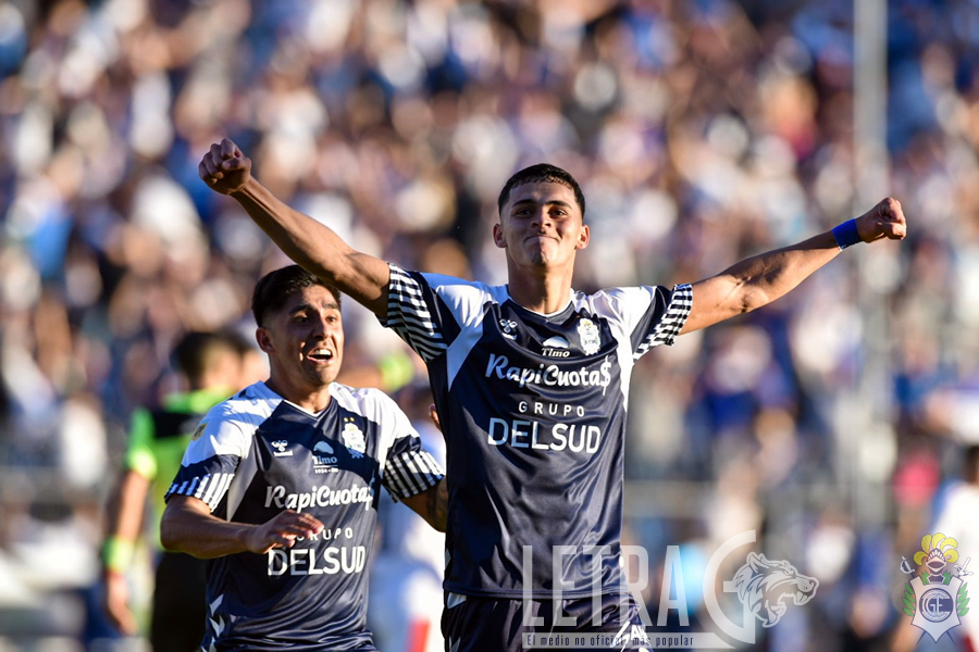 CON LOS PUÑOS EN ALTO