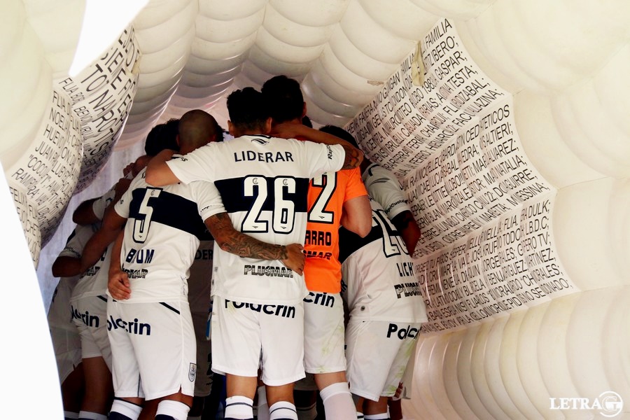 EL LOBO SALE A LA CANCHA